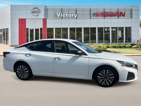 Used 2025 Nissan Altima 2.5 SV FWD image 2