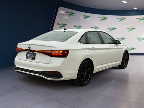 Certified 2025 Volkswagen Jetta SE w/ Sunroof Package image 7