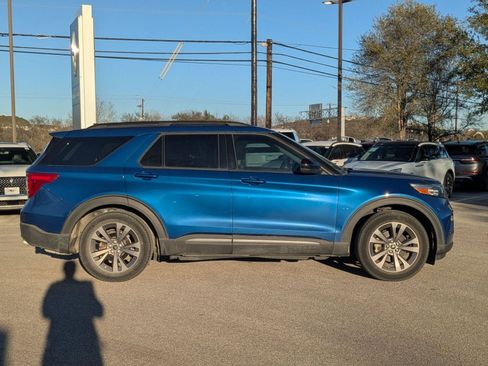Used 2022 Ford Explorer XLT w/ Equipment Group 202A image 2