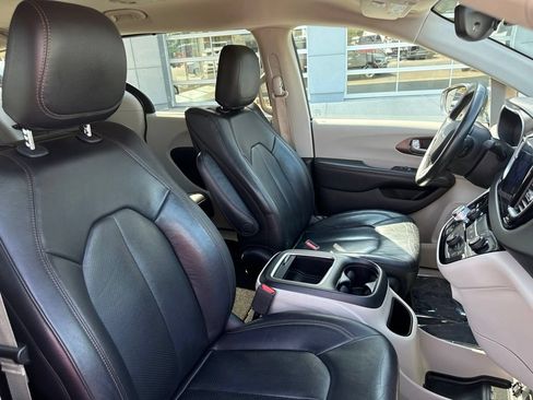 Used 2017 Chrysler Pacifica Touring-L Plus FWD image 48