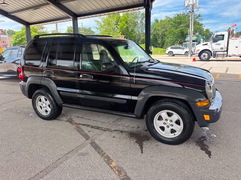 Used 2007 Jeep Liberty Sport AWD/4WD image 5