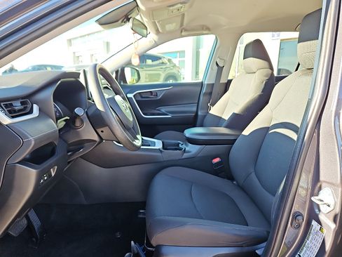 Used 2020 Toyota RAV4 LE image 9