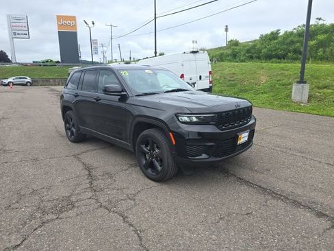 Used 2023 Jeep Grand Cherokee Altitude AWD/4WD image 2