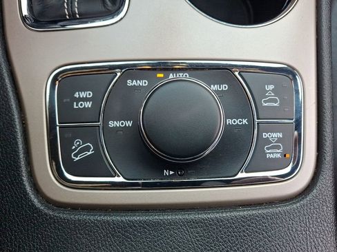 Used 2017 Jeep Grand Cherokee Overland image 26