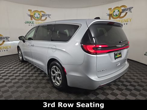 Used 2024 Chrysler Pacifica Limited FWD image 6