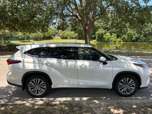 Used 2022 Toyota Highlander Platinum AWD/4WD image 4