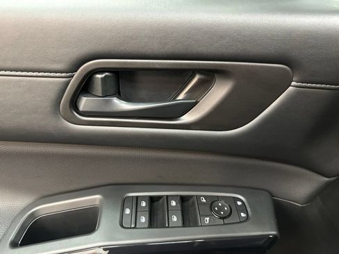 Used 2025 Nissan Pathfinder SV AWD/4WD image 18