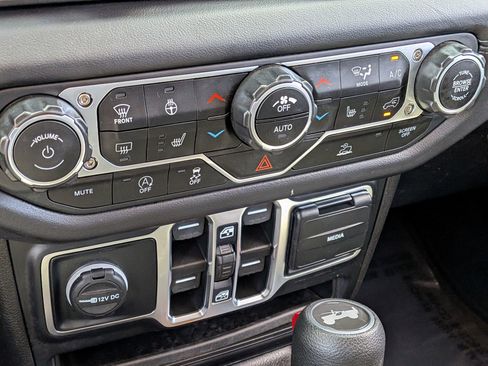 Used 2025 Jeep Wrangler Unlimited Sahara AWD/4WD image 21
