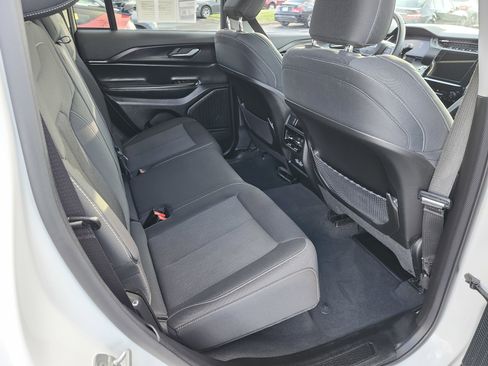 Used 2023 Jeep Grand Cherokee Laredo image 21