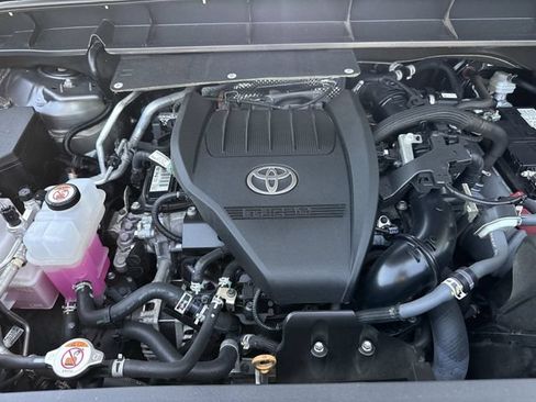 Used 2024 Toyota Highlander LE AWD/4WD image 34
