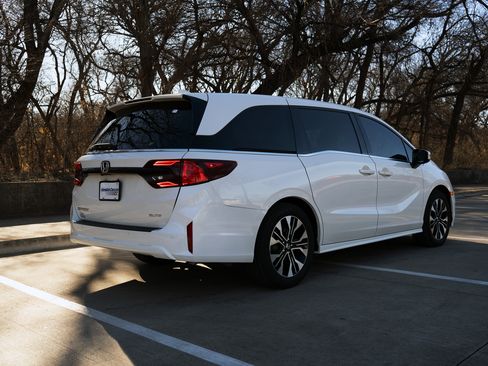 Used 2025 Honda Odyssey Elite image 9