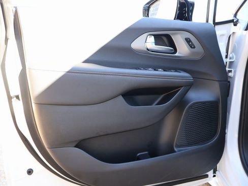 Used 2026 Chrysler Pacifica Select image 21