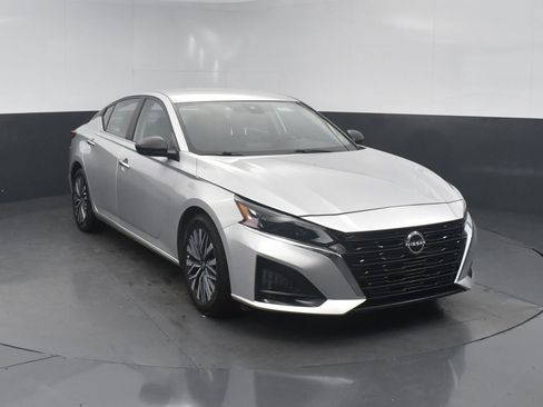 Used 2024 Nissan Altima 2.5 SV image 2