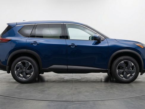 Used 2025 Nissan Rogue SV image 11