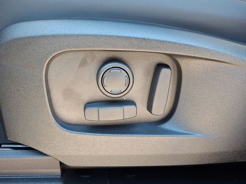 New 2026 Land Rover Defender 110 X-Dynamic SE image 4