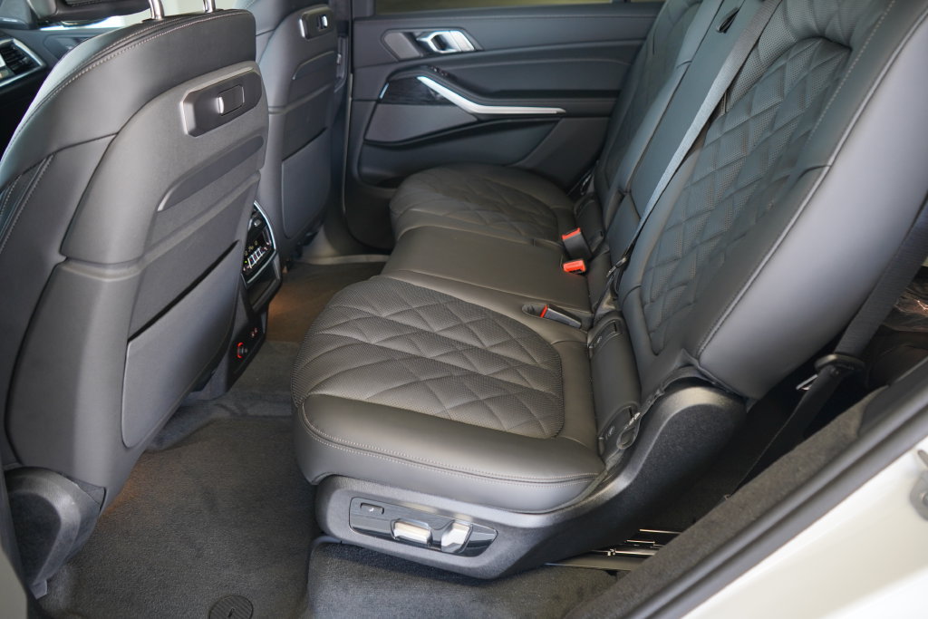 Used 2026 BMW X7 xDrive40i w/ M Sport Package AWD/4WD image 13
