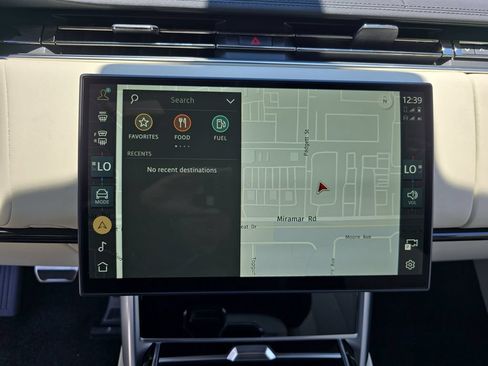 Certified 2025 Land Rover Range Rover SE AWD/4WD image 23