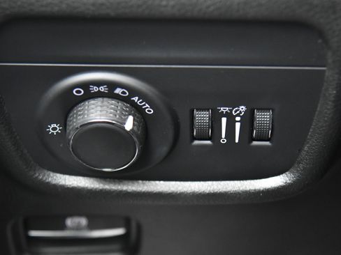 Used 2023 Jeep Grand Cherokee L Laredo image 32