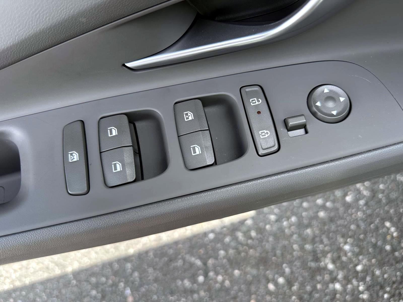 Used 2024 Hyundai Elantra SEL FWD image 9