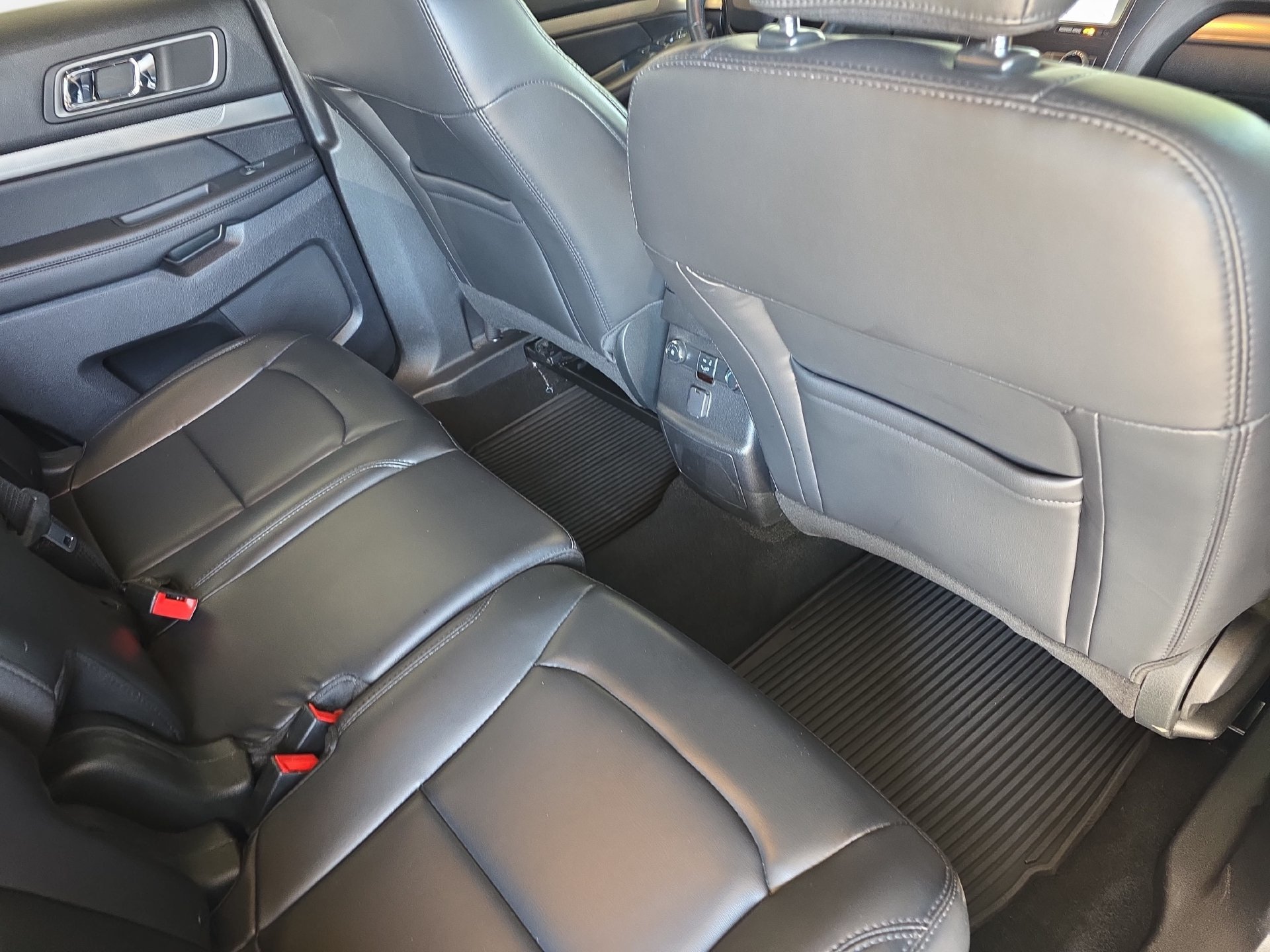 Used 2019 Ford Explorer XLT w/ Equipment Group 202A FWD image 11