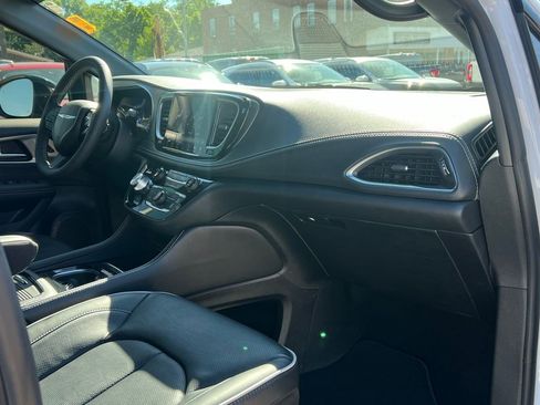 Used 2024 Chrysler Pacifica Limited w/ S Appearance Package image 19