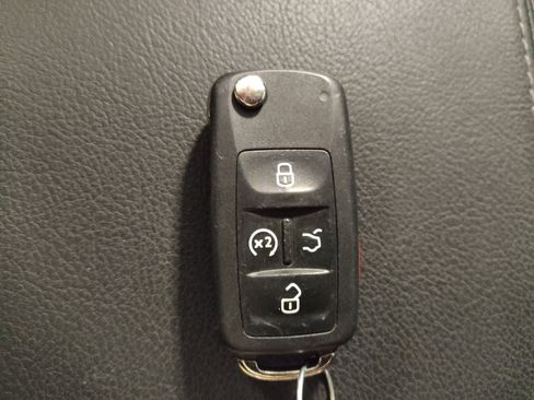 Used 2022 Volkswagen Passat 2.0T FWD image 32