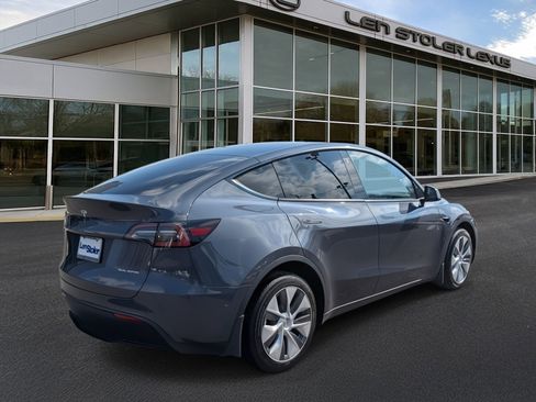 Used 2022 Tesla Model Y Long Range image 3