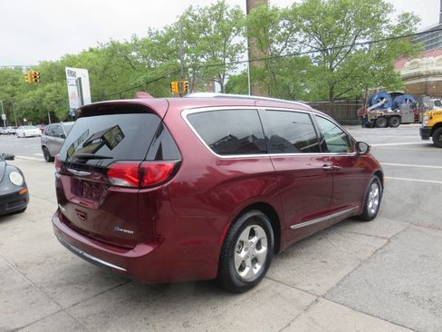 Used 2018 Chrysler Pacifica Limited w/ Advanced Safetytec Group FWD image 4