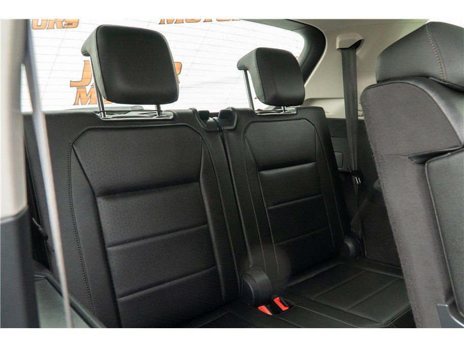 Used 2020 Volkswagen Tiguan SE w/ Panoramic Sunroof Package FWD image 2