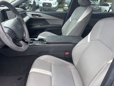 Used 2025 Toyota Camry SE w/ Convenience Package image 6