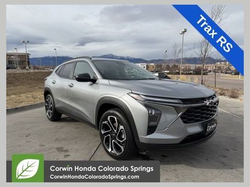 Used 2025 Chevrolet Trax RS w/ Sunroof Package image 1