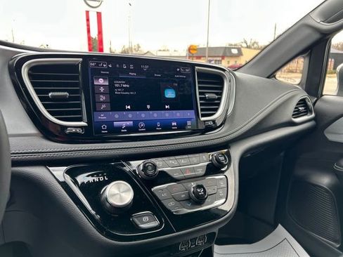 Used 2023 Chrysler Pacifica Touring-L w/ S Appearance Package image 32