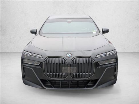 Used 2024 BMW 760i xDrive w/ Premium Package image 2