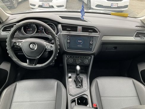 Used 2020 Volkswagen Tiguan SE w/ Panoramic Sunroof Package image 18