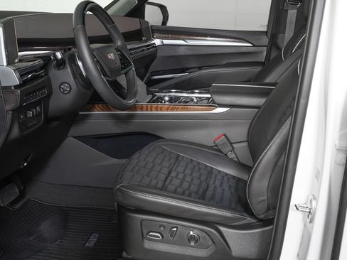 Used 2025 Cadillac Escalade Sport Platinum w/ LPO, ONYX Package AWD/4WD image 16
