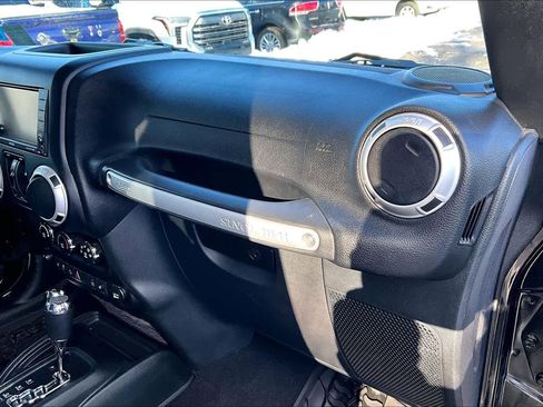 Used 2017 Jeep Wrangler Unlimited Sahara w/ Connectivity Group image 16