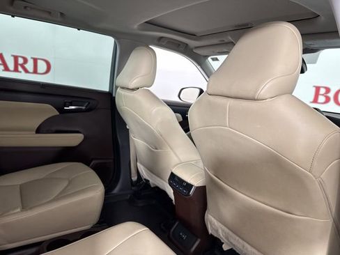 Used 2022 Toyota Highlander XLE image 19