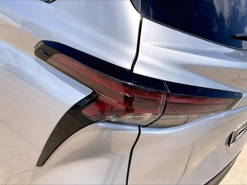 Used 2024 Toyota Sienna XLE FWD image 52