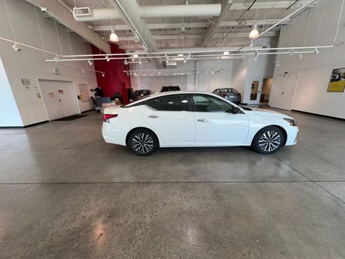 Used 2025 Nissan Altima 2.5 SV image 16