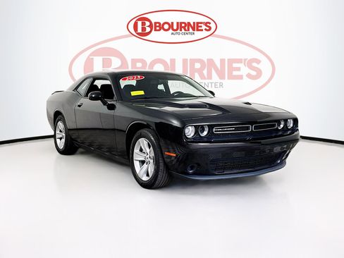 Used 2023 Dodge Challenger SXT RWD image 1