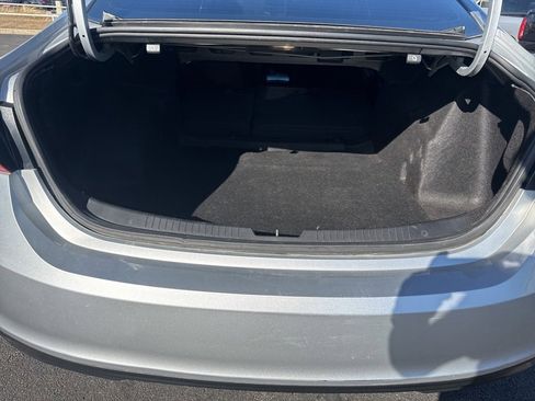 Used 2021 Chevrolet Malibu LT image 28