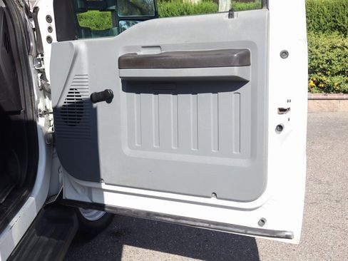 Used 2016 Ford F550 2WD Regular Cab Super Duty image 35