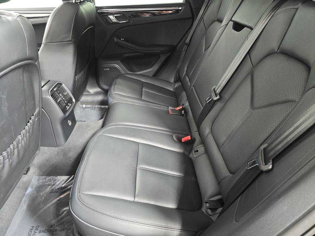 Certified 2026 Porsche Macan AWD/4WD image 24