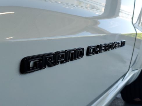 Used 2022 Jeep Grand Cherokee Laredo X AWD/4WD image 5