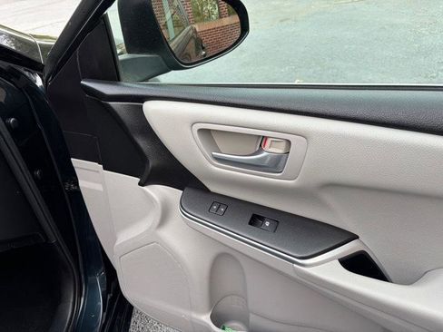 Used 2016 Toyota Camry SE image 32
