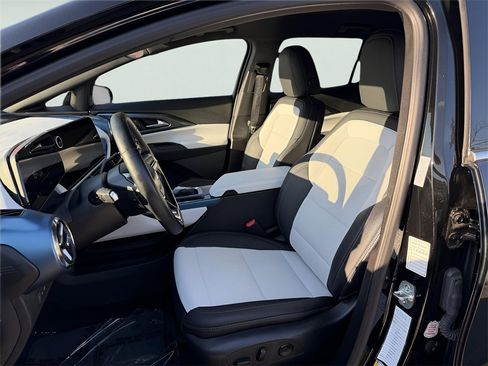 Used 2025 Chevrolet Equinox EV LT image 23