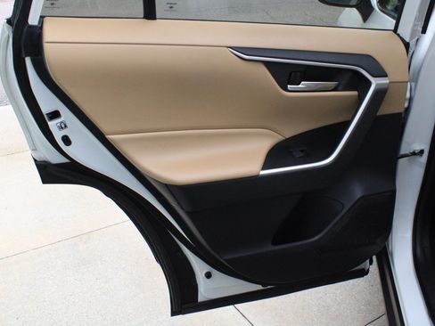 Used 2020 Toyota RAV4 XLE Premium AWD/4WD image 30