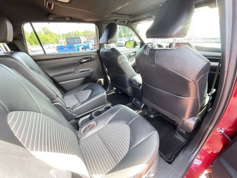 Used 2022 Toyota Highlander XSE FWD image 33