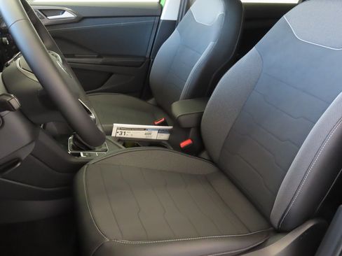 Used 2026 Volkswagen Taos SE FWD image 11
