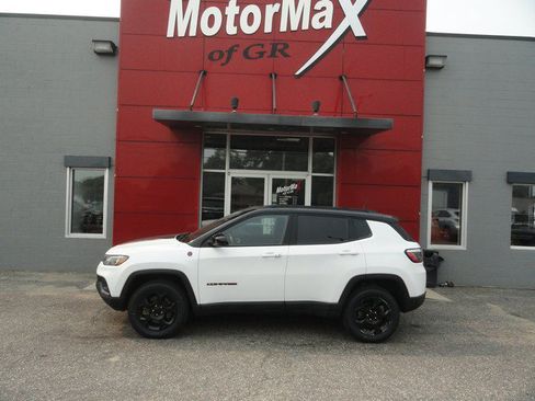 Used 2023 Jeep Compass Trailhawk AWD/4WD image 2